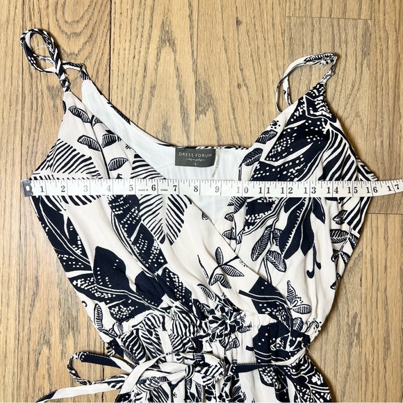Dress Forum Los Angeles Black and White Floral Tie-Up Split Leg Jumpsuit Size S - Picture 9 of 12